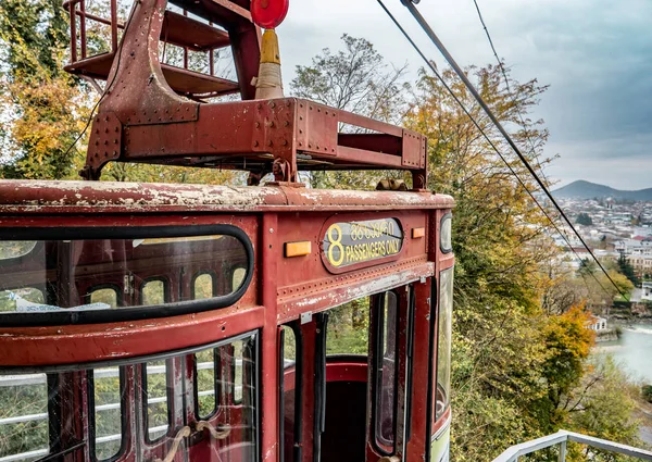 Teleférico en el centro de Kutaisi con vista a la ciudad, Georgia — Foto de Stock