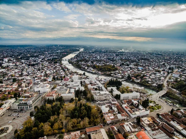 A légi felvétel a Rioni folyó Kutaiszi központi részén — Stock Fotó