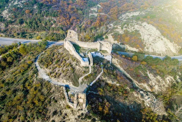 Ruiny staré pevnosti na kopci poblíž Mtskheta v Kutaisi — Stock fotografie