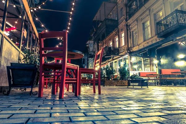 Hermosa vista de la cafetería en Tiflis por la noche — Foto de Stock