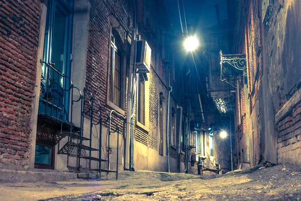 Жива вулиця в старому місті вночі — стокове фото