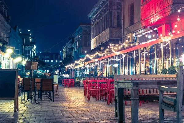밤에 트빌리시에서 카페의 아름 다운 보기 — 스톡 사진