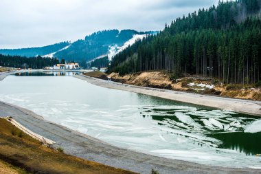Dağ gölünde panoramik manzara