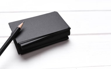 Siyah kartvizit yığını