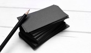 Siyah kartvizit yığını