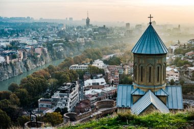 Narikala F 'den Tiflis ve Aziz Nicholas Kilisesi' nin gün batımı görüntüsü