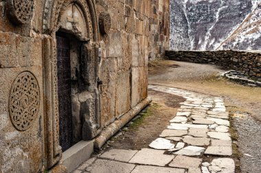 Kumtaşı, Trinity chuch sakral eski sembolü