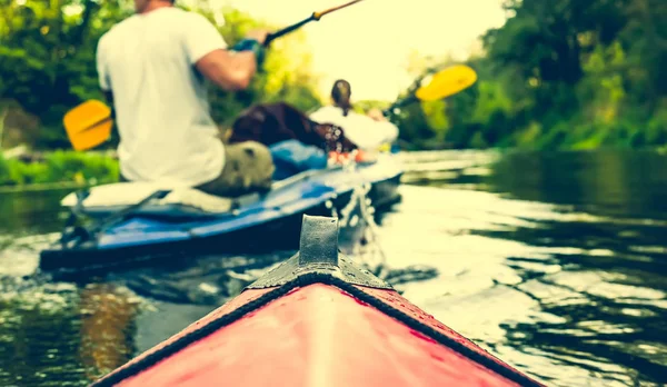 Nez de canot flottant derrière rameur — Photo