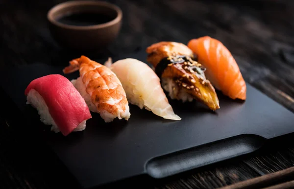 Set di sushi sashimi con bacchette e soia — Foto Stock
