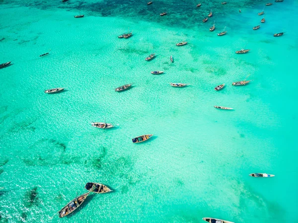Colorato paesaggio marino con acqua turchese chiaro e barche da pesca — Foto Stock