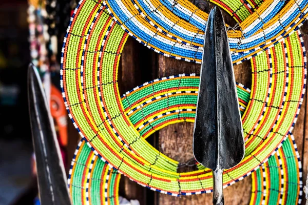 Masai renkli süslemeleri ve mızrak Market — Stok fotoğraf