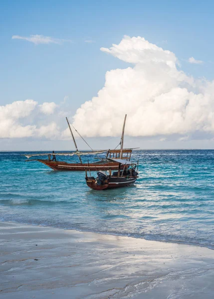 Dois barcos africanos perto da costa com belo mar e céu no fundo — Fotografia de Stock