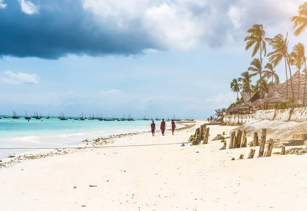 Malebná krajina s ocean beach a africké vesnice — Stock fotografie