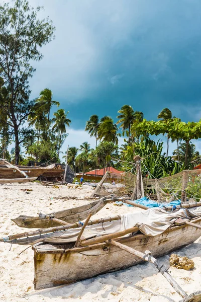 Viejo barco de pesca de madera en la playa africana — Foto de Stock