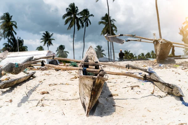 Barcos de pesca de madeira velhos com pás em uma praia — Fotografia de Stock