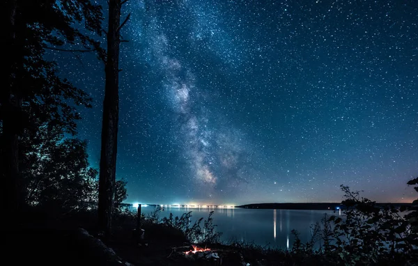 Increíble vista del cielo nocturno estrellado y las luces de la ciudad en el fondo — Foto de Stock