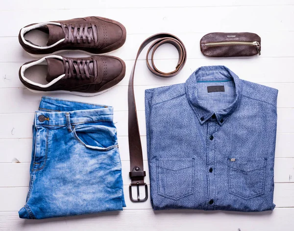 Ανδρικό τζιν και πουκάμισο με καφέ ζώνης και παπούτσια — Φωτογραφία Αρχείου