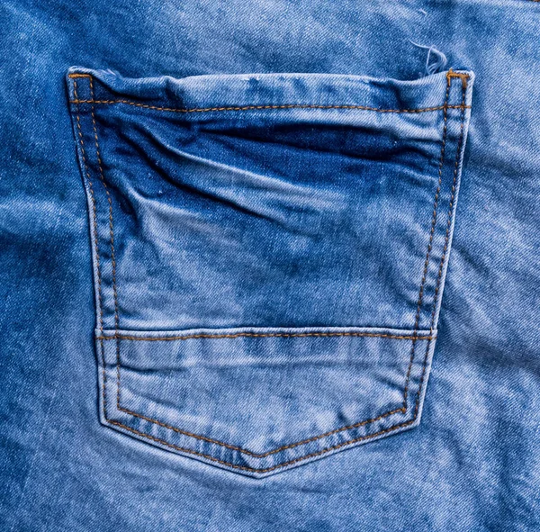 Tasca posteriore in jeans con puntine e cuciture — Foto Stock