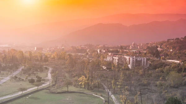 Nascer do sol e paisagem urbana de Tbilisi, Geórgia, tiro aéreo — Fotografia de Stock