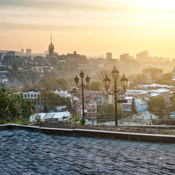 Bela vista do pôr do sol de Tbilisi da fortaleza de Narikala — Fotografia de Stock