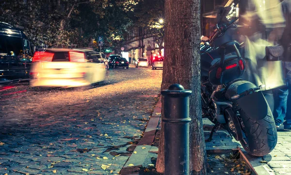 Мотоцикл на дороге ночью — стоковое фото