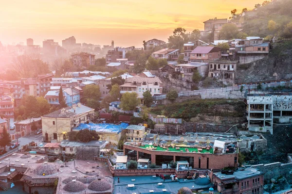 Piękny zachód słońca panoramę miasta Tbilisi — Zdjęcie stockowe