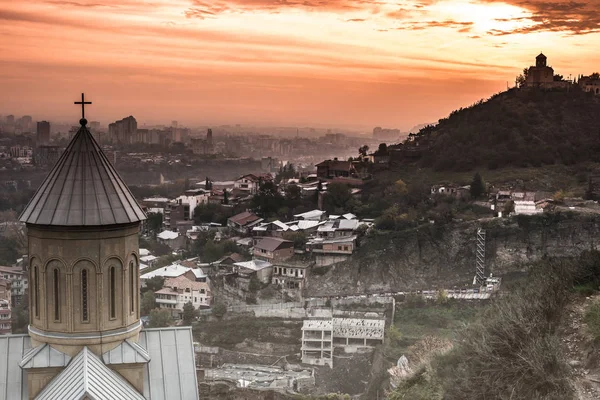 Napnyugta megtekintése a Tbiliszi és a Szent Miklós templom, a Narikala erőd — Stock Fotó
