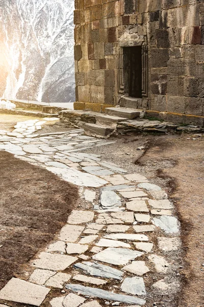 Paved route to georgian orthodox temple — Stock Photo, Image