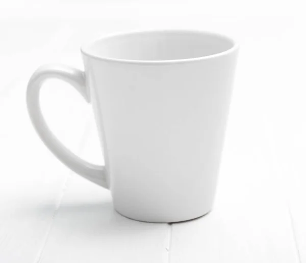 Weiße einfache elegante Tasse, origineller Henkel — Stockfoto