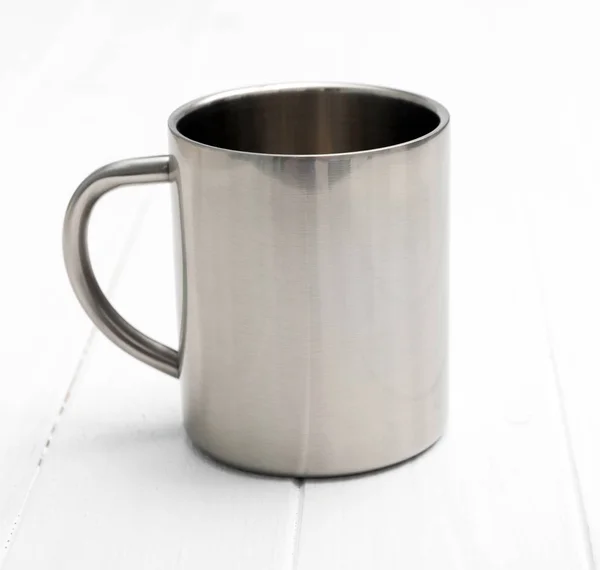 Простая металлическая чашка подходит для путешествий — стоковое фото