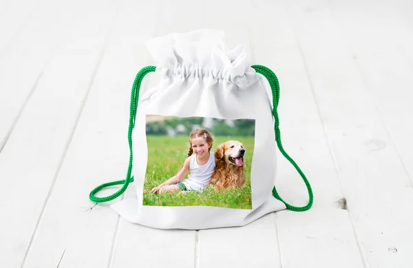 Wit textiel geschenk tas met kleurrijke print — Stockfoto