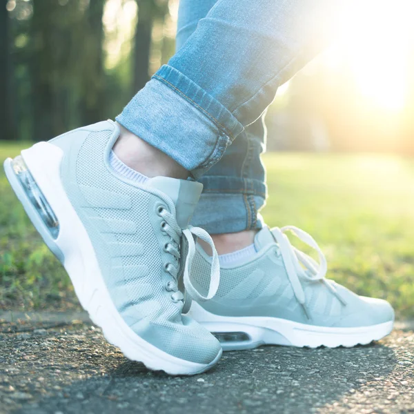 Persona caminando en zapatos de correr grises, primer plano —  Fotos de Stock