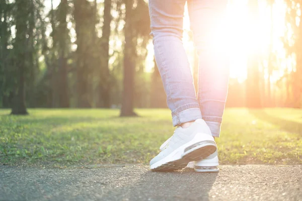 Persona caminando en zapatos de correr grises, primer plano —  Fotos de Stock