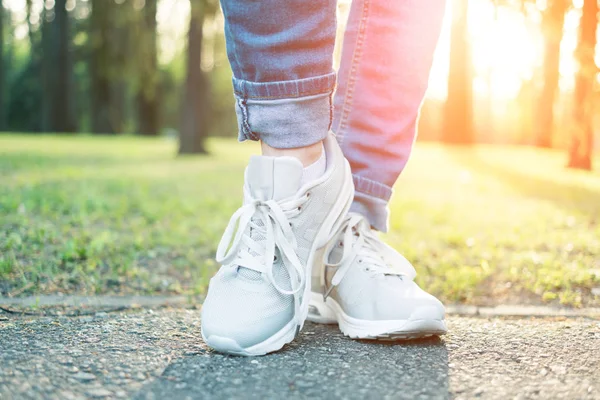 Person in grauen Laufschuhen, Nahaufnahme — Stockfoto