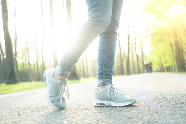 Personne debout dans des chaussures de sport grises — Photo