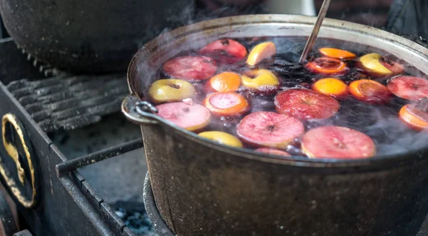 Vino caliente en un caldero en la feria — Foto de Stock