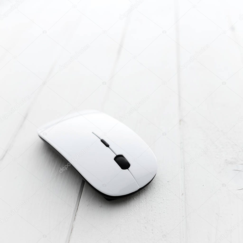 white computer mouse