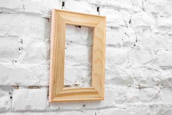 Duvardaki ahşap çerçeve