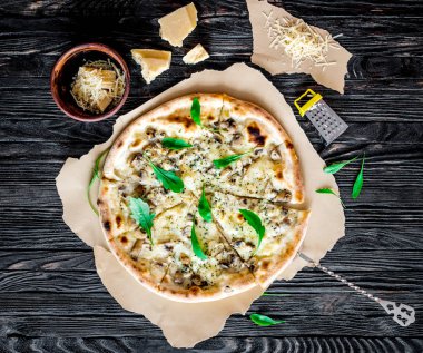 Lezzetli peynirli pizza