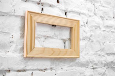Duvardaki ahşap çerçeve