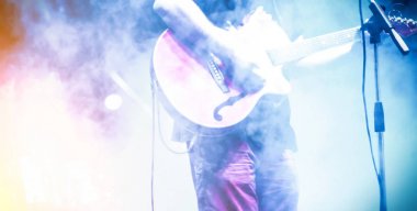 Gitar ile solisti