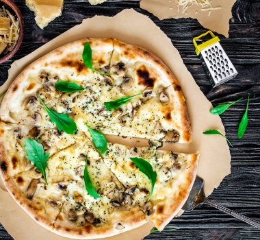 Lezzetli peynirli pizza