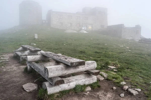 Παλιά εγκαταλελειμμένα παρατηρητήριο στο όρος Pip Ιβάν — Φωτογραφία Αρχείου