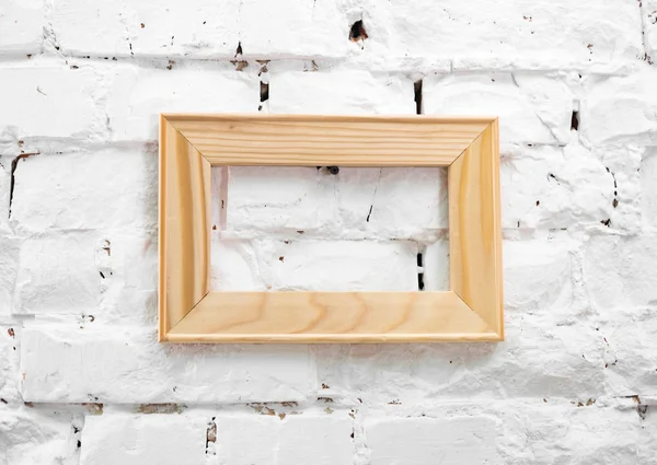 Duvardaki ahşap çerçeve