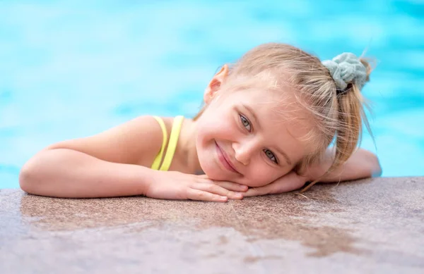 Lille pige i en swimmingpool - Stock-foto