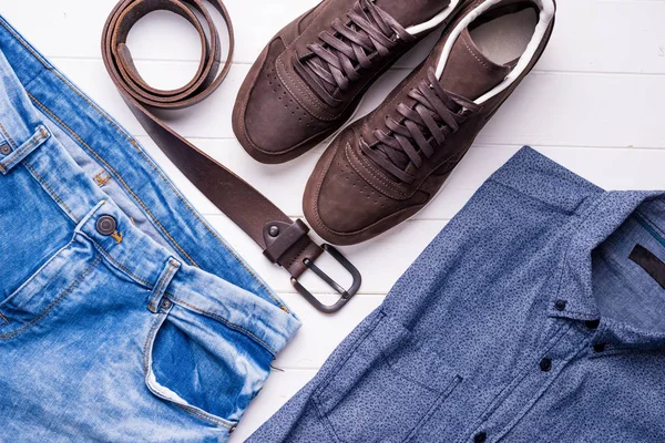 Manliga jeans och skjorta med brunt bälte och skor — Stockfoto