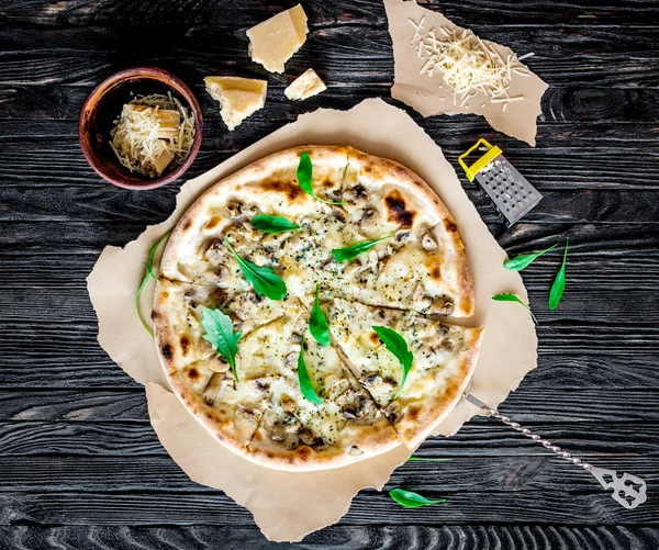 Lezzetli peynirli pizza