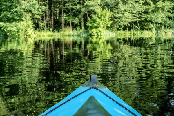 Blauwe kano over de rivier — Stockfoto