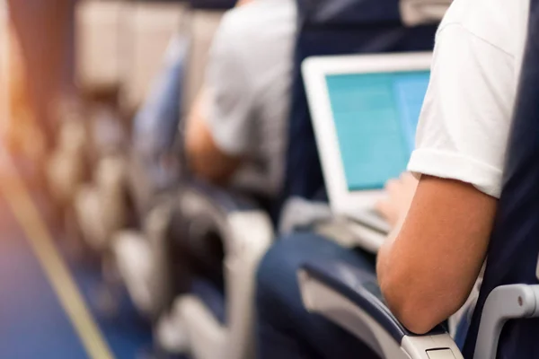 Man typing on a laptop — Stock Photo, Image