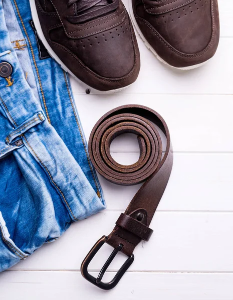 erkek kot pantolon, kemer ve ayakkabı